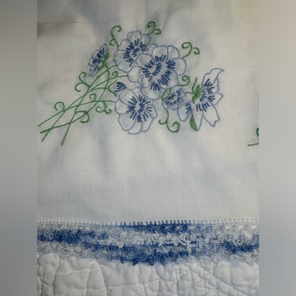 VINTAGE EMBROIDERED PILLOWCASES - Picture 3 of 6